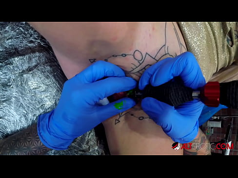 ❤️ Sully Savage-k izugarri tatuatu zuen klitorian tatuaje bat egin zuen Porno pornoan eu.hentaiser.ru ❌️❤